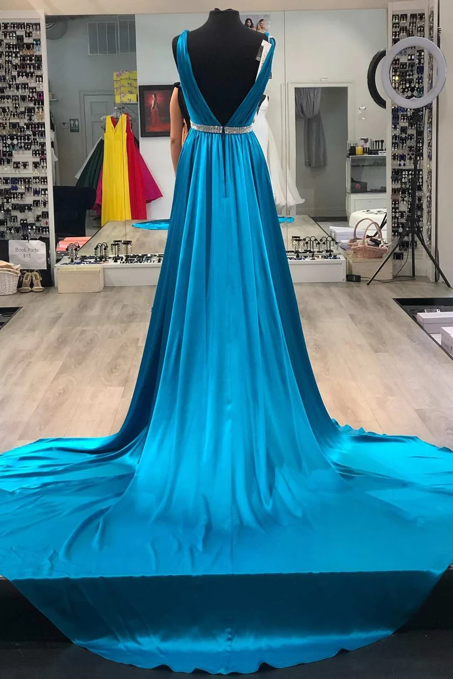 Vestido de fiesta con escote en V profundo, espalda abierta y abertura con cinturón